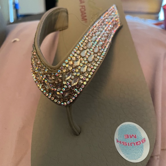 brand new sketchers flip flops ! Pictures don’t do them justice! Really pretty! - Picture 8 of 9